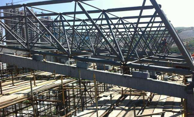 那曲简述网架公司的黑色压型钢板的吊装步履